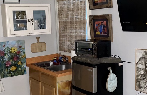 Fairgrounds Apartment | Secluded Studio Along Esplanade Ridge in quiet, very safe neighborhood.