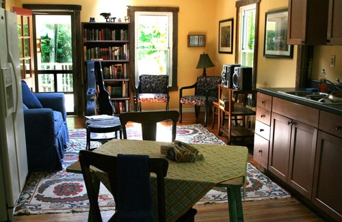 Athens Cottage | Secluded Wooded Setting 5 Minutes From Town