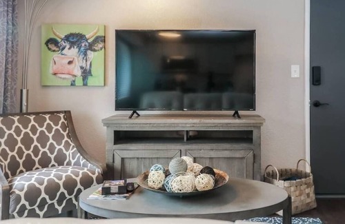 West Plaza Condo | Second Floor 2KingBR/1BTH-Greta Plaza Location!