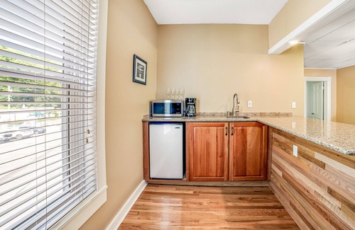 Hammondsport Condo | Second floor condo near Keuka Lake with city view, partial AC, and fast WiFi