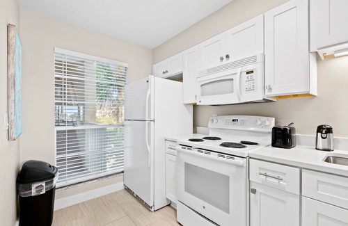 Destin Condo | Second floor condo with pool access, ccean view, WiFi, W/D, and central AC