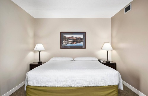 North East Hotel | Second Floor Deluxe Suite Bay View