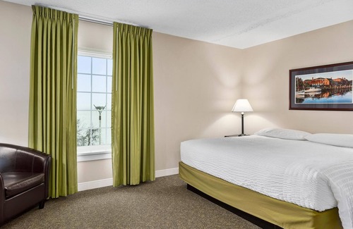 North East Hotel | Second Floor Deluxe Suite Bay View