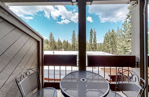 Truckee Apartment | Second Floor Ski-in/Ski-Out Studio with Shared Hot Tub & Pool, WiFi, & Mtn. View