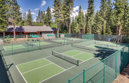 Truckee Apartment | Second Floor Ski-in/Ski-Out Studio with Shared Hot Tub & Pool, WiFi, & Mtn. View