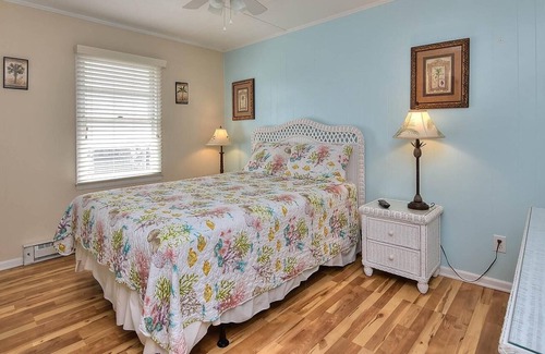 Long Beach Apartment | second row apartment with pool