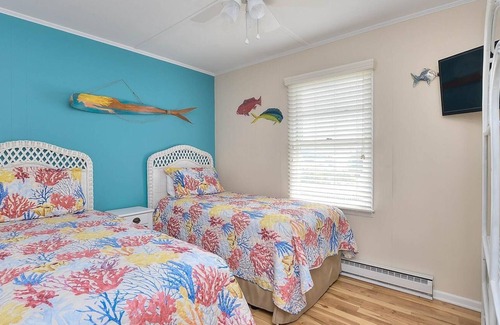 Long Beach Apartment | second row apartment with pool