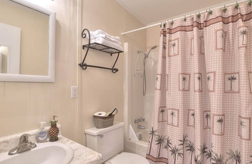 Long Beach Apartment | second row apartment with pool