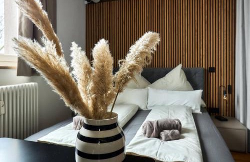 Staad Apartment | seeglueck HAFENBLICK - Stilvolle Ferienwohnung direkt am See und Fährhafen in Konstanz, in der Nähe der Universität