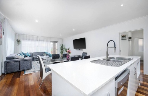 Clyde North House | Selandra Rise - 4 bedroom Private Charm