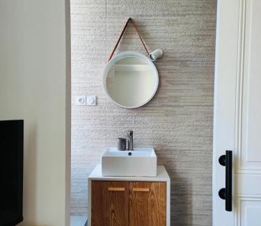 Centre Ville House | Self-checkin house - Private rooms to rent in a beautiful town house - Not a hotel - Shared facilities - Extra fee for sheets and towels - Private parking - Check your plateform inbox and follow check-in instructions - Chambres privées - Arrivée autonome