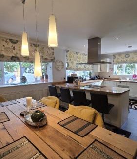 Reading Villa | Self-contained 4 BHK property with picturesque landscape and huge gated parking space