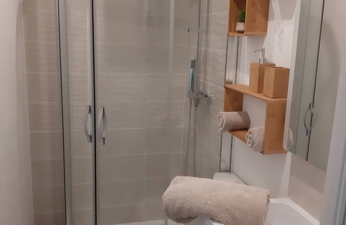 Serignan House | Self-contained apartment in house for 2 people, air-conditioning, garden, wifi.