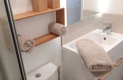 Serignan House | Self-contained apartment in house for 2 people, air-conditioning, garden, wifi.