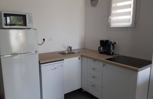 Serignan House | Self-contained apartment in house for 2 people, air-conditioning, garden, wifi.