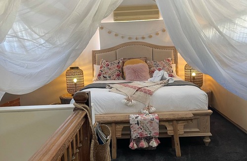 Echuca Apartment | Self contained Boutique Barn with loft living 200 mts from Echuca Hospital