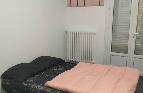 Le Mans Bed & Breakfast | Self-contained room with terrace and kitchenette in Saint-Pavace