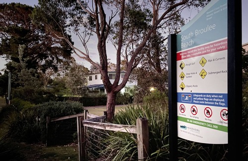 Broulee Villa | Self contained Top Unit - Surfs Up - Hear the sea at night.
