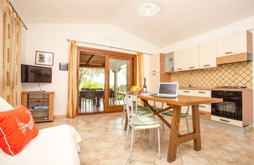 San Teodoro House | Semi-detached house surrounded by a charming garden