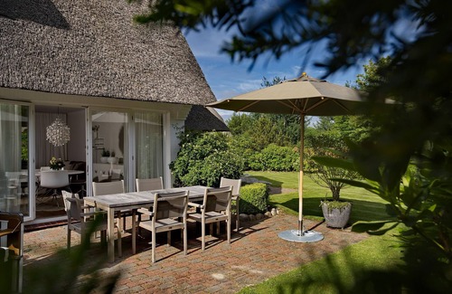 Archsum House | Semi-detached house under thatch for up to 5 people with garden.