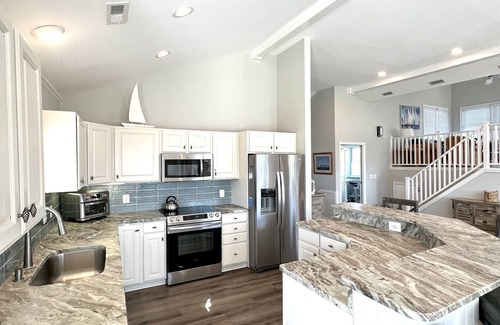 Duck House | Semi Oceanfront-100 FT to ocean, 4 King Suites, Hot Tub - EV Charger - Duck