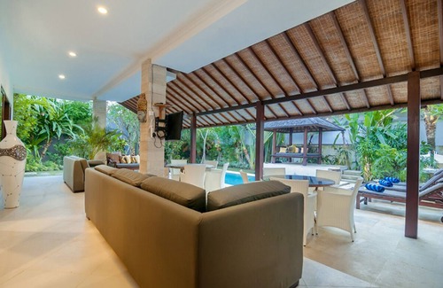 Petitenget Villa | SEMINYAK, WALK TO BEACH, 7 BDRM, AMAZING VALUE