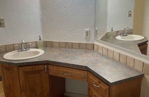 The Garden District House | ☀️Seneca🌵4-bedroom house with fireplace, backyard, 5 star cleaning, jacuzzi tub