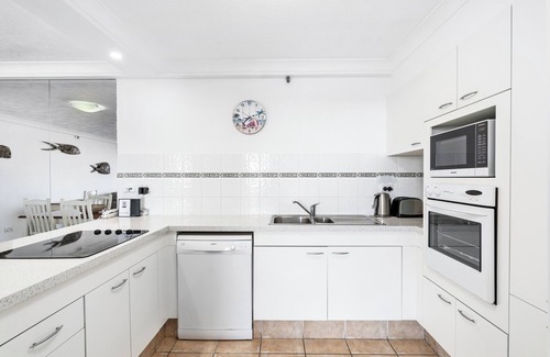 Surfers Paradise Apartment | Sensational Beach & Ocean views. Free fast Wifi. Best Location