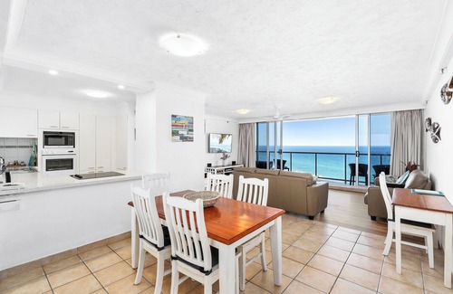 Surfers Paradise Apartment | Sensational Beach & Ocean views. Free fast Wifi. Best Location
