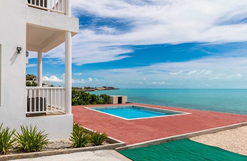 Juba Sound Apartment | Sensational Turtle Tail Drive Oceanfront Escape