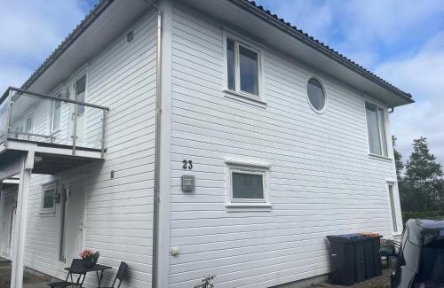 Leirvik Apartment | Sentral og romslig bolig