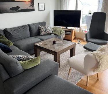 Leirvik Apartment | Sentral og romslig bolig