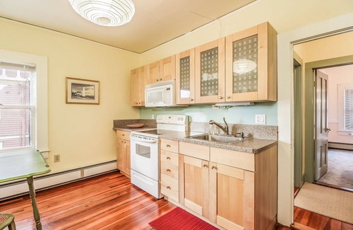 New London Apartment | Separate apartment in ship captain's house. Quiet neighborhood. Near beach.