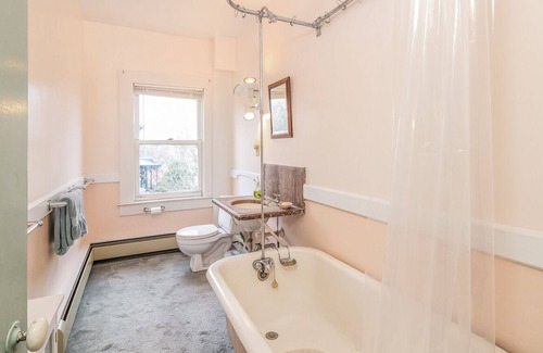 New London Apartment | Separate apartment in ship captain's house. Quiet neighborhood. Near beach.