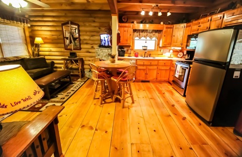 Todd Cabin | Sept Nights -Soak in Your Private HotTub Under the Stars @CreeksideSerenade