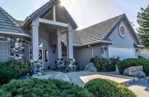 Three Rivers House | Sequoia Ridgetop Home - Breathtaking Views & Pool!