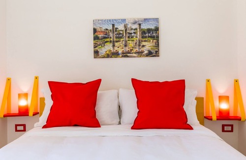 Pozzuoli Bed & Breakfast | Serapide's Temple Room by Wonderful Italy