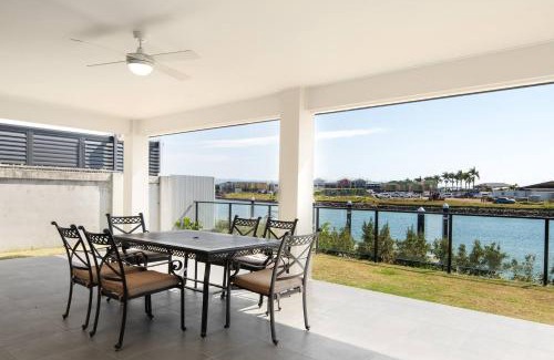 Gold Coast House | Serena by the Water - Family Retreat in Hope Island