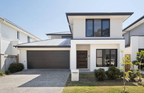 Gold Coast House | Serena by the Water - Family Retreat in Hope Island
