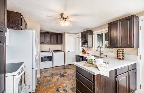 Murray House | Serene 1600 Sq Ft Home Near Dimple Dell Park