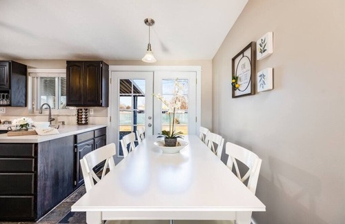 Murray House | Serene 1600 Sq Ft Home Near Dimple Dell Park