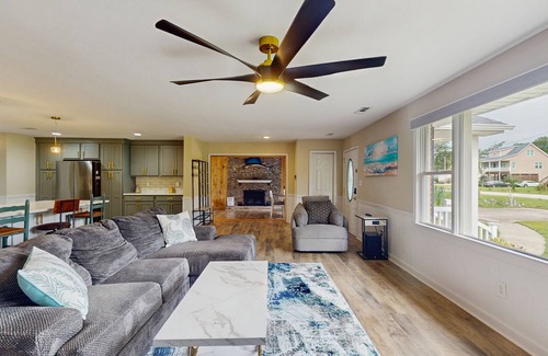 Newport House | Serene 3BR Waterfront Retreat With A/C, Wifi, Two Kayaks, and Full Kitchen