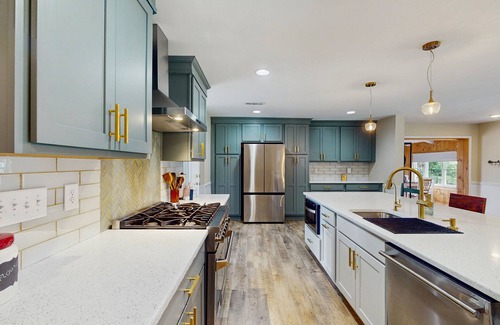 Newport House | Serene 3BR Waterfront Retreat With A/C, Wifi, Two Kayaks, and Full Kitchen