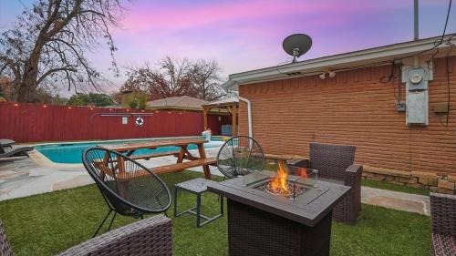 Irving House | Serene 5BR 2BA Winter Home with Hot Tub & Fire Pit