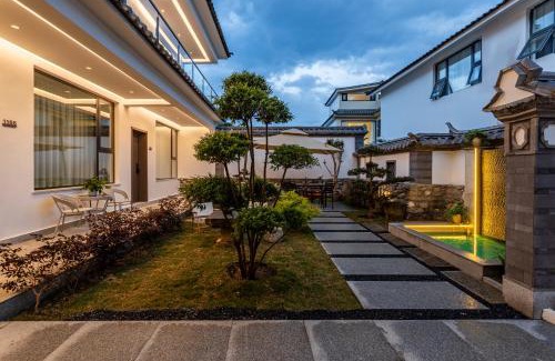 Dali Ancient Town Hotel | Serene Clouds And Moonlight