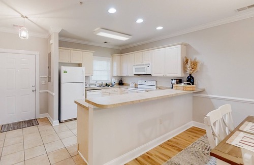 Central Myrtle Beach Condo | Serene condo with pool, balcony, full kitchen, washer/dryer, and TV
