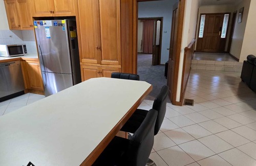 Laverton House | Serene Escape in Altona Meadows