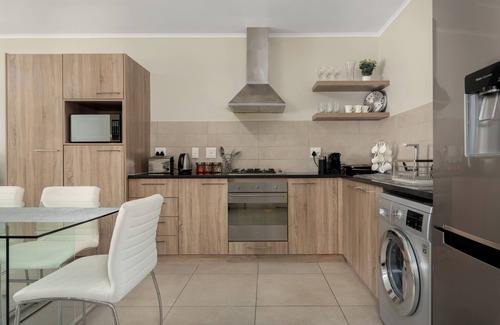 Flora Park Apartment | Serene Escape in the Heart of Century City