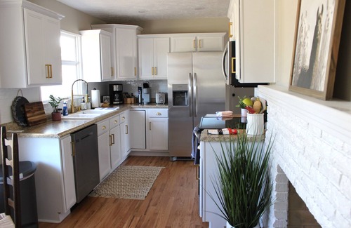 Nixa House | Serene Family Retreat South Springfield ~ Wi-Fi & Billiards, View, Backyard