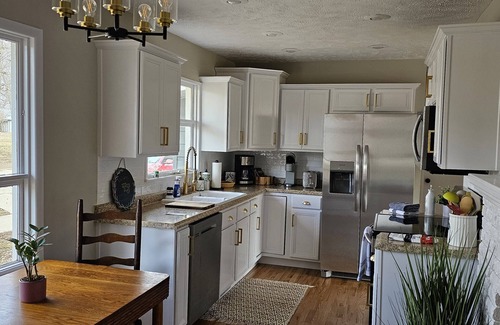 Nixa House | Serene Family Retreat South Springfield ~ Wi-Fi & Billiards, View, Backyard